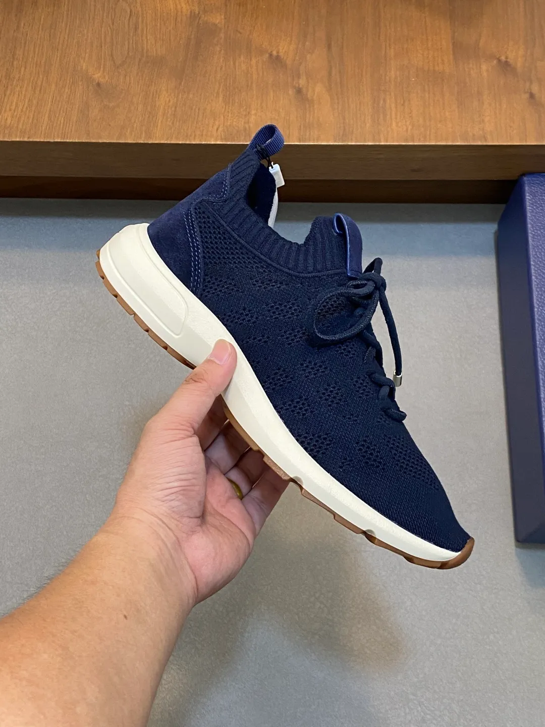 Factory price: 438💰Dior’s latest men’s fashion sneakers. This item draws inspiration from retro jogging shoes. Featuring a thick, low-top design, it features a mesh fabric upper and an ultra-light rubber foam sole. The side is decorated with an embossed "Di~r" logo. Code number: 39-44 (order 38, 45, 46)